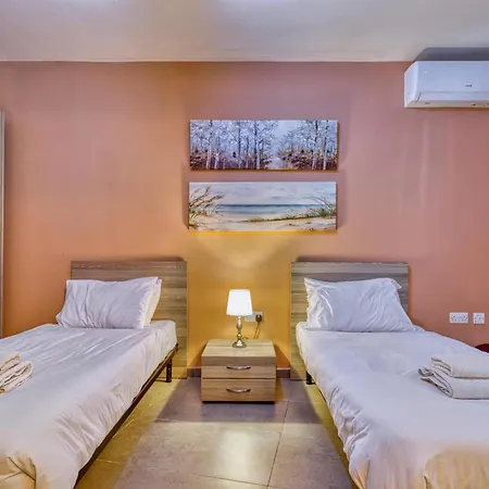 Spacious 5br With Private Terrace And Ensuite Apartment *