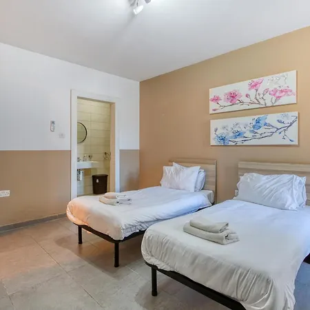 Spacious 5br With Private Terrace And Ensuite