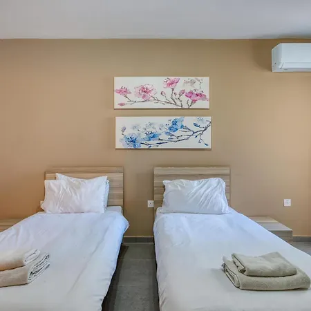 Spacious 5br With Private Terrace And Ensuite Lägenhet