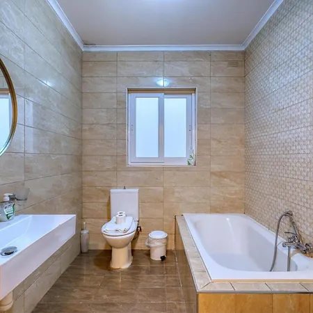Lägenhet Spacious 5br With Private Terrace And Ensuite