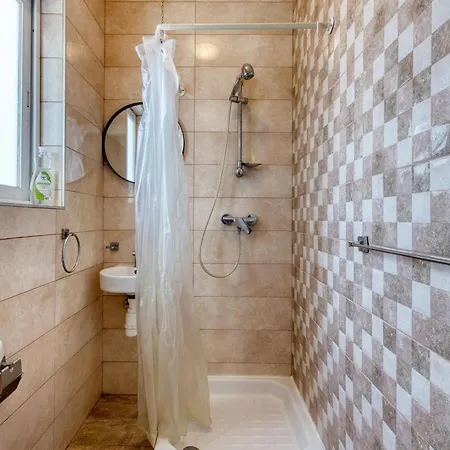 Spacious 5br With Private Terrace And Ensuite Lägenhet *